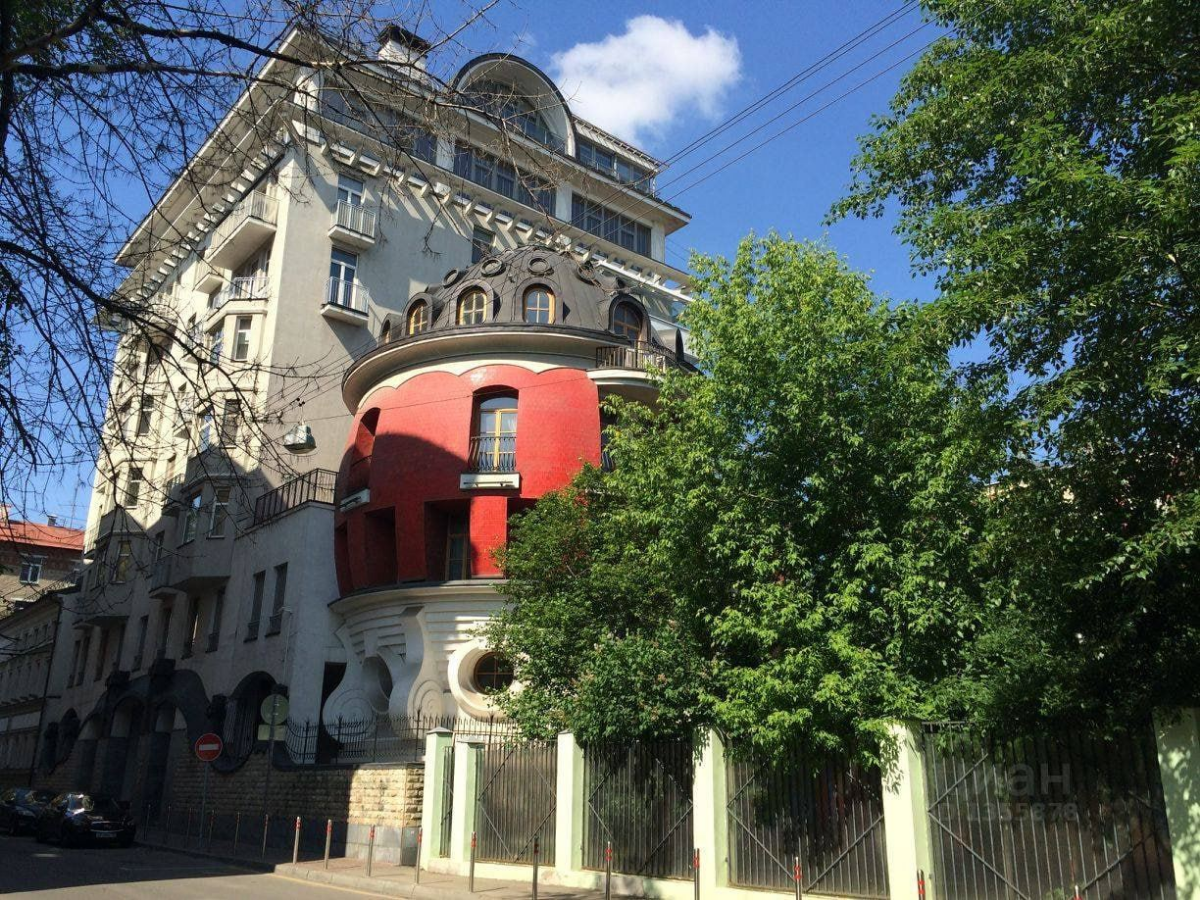 В начале 2000-ых годов в центре Москвы построили четырехэтажный дом в форме яйца. По замыслу это должно было бы быть похоже на яйцо Фаберже. Мне он, честно говоря, скорее Кин-Дза-Дзу напоминает | Сетка — социальная сеть от hh.ru