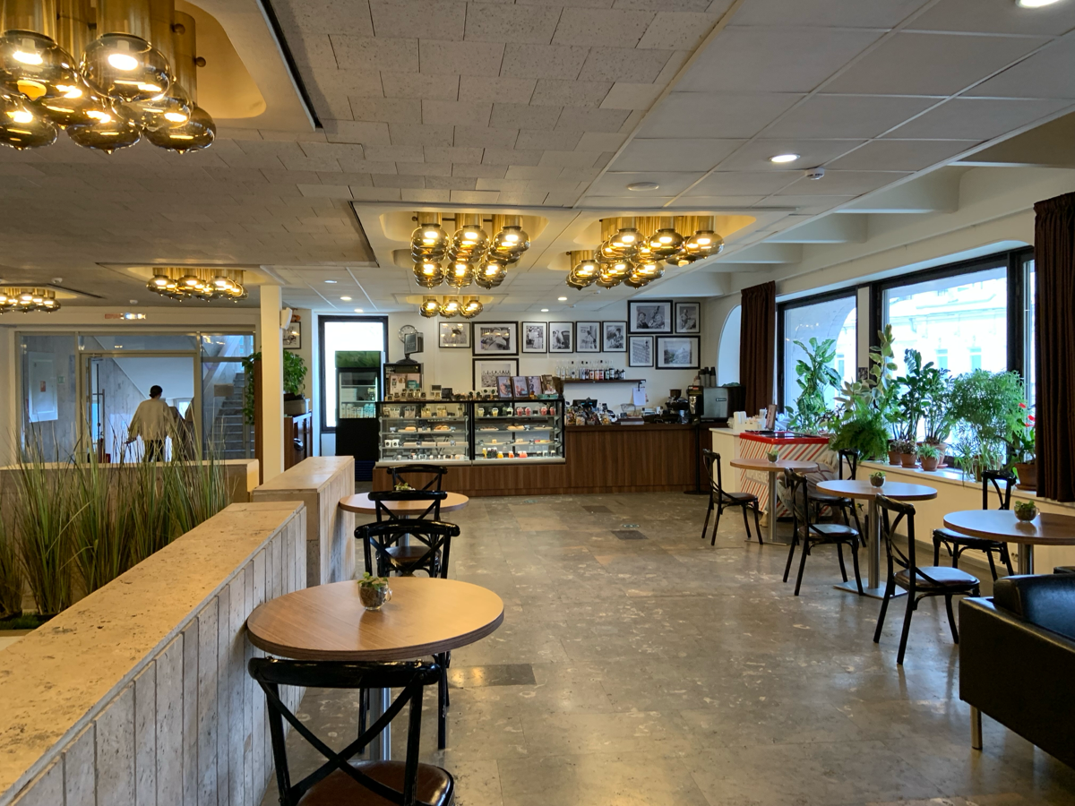 Прекрасная кафешечка «Полвторого» в ТАССе. Название креативное - кафе находится на половине пути между первым и вторым этажом) | Сетка — социальная сеть от hh.ru