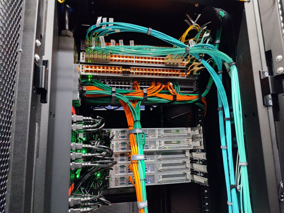 Привет, касатики, 
Доели салатики? 
Новый пост тенью мне внемлет, 
Но киберпреступность не дремлет!
Время немного дайте,
Будет, ожидайте | Сетка — социальная сеть от hh.ru