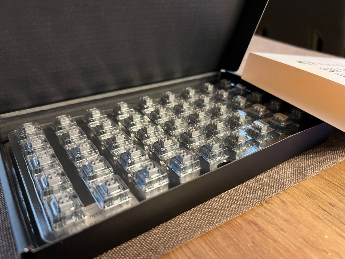 Доехали акко сильверы. Всегда использовал Gateron и решил сравнить. Доедет борд - добавлю сравнение сильвер свичей этих производителей. Но упаковка - моё почтение ;) | Сетка — социальная сеть от hh.ru