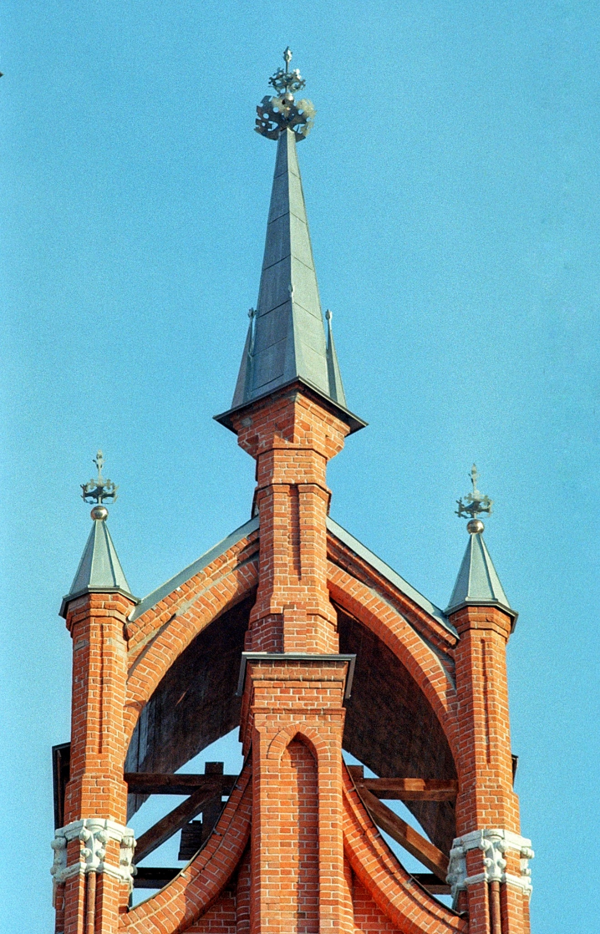 Плёнка проявлена и отсканирова, результат радует)
Kodak ultramax 400 + Юпитер 37а | Сетка — социальная сеть от hh.ru