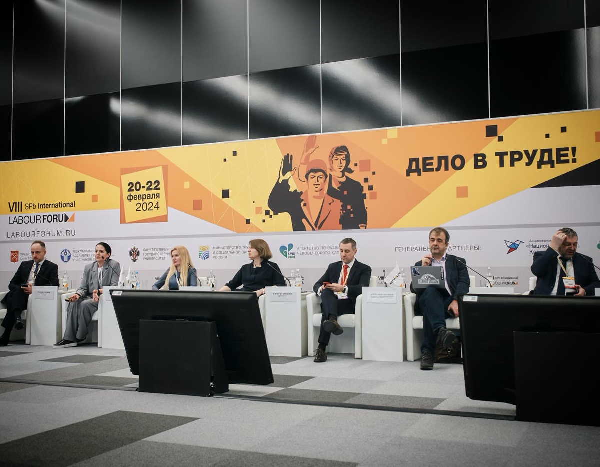 Международный форум труда 20-22 февраля 2024. Санкт-Петербург.
С командой поучаствовали в международном форуме, где все вместе поработали на стенде hh | Сетка — социальная сеть от hh.ru