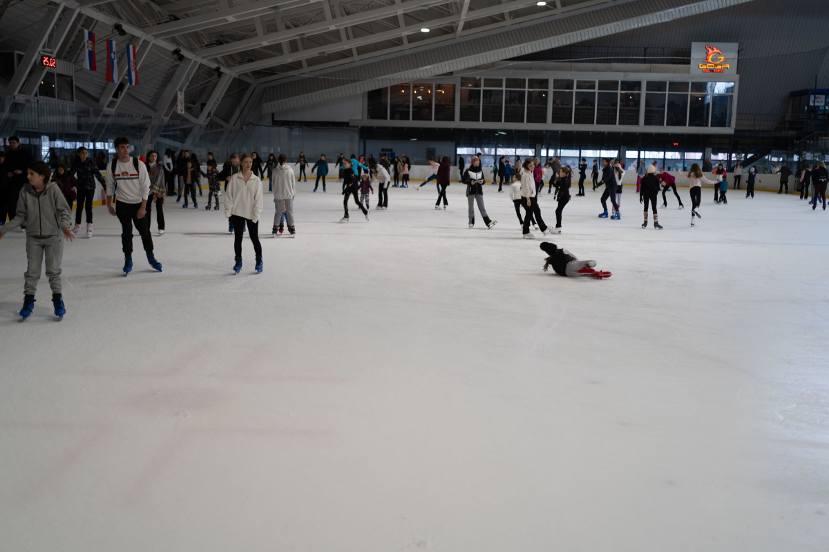 Белград уже во всю цветёт, поэтому для тех, кто заскучал по зимним развлечениям расскажу про большой крытый каток "Ледена Дворана Пионир" (https://maps.app.goo | Сетка — социальная сеть от hh.ru