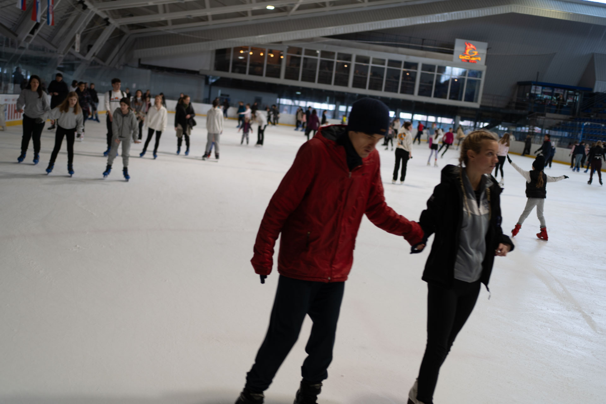 Белград уже во всю цветёт, поэтому для тех, кто заскучал по зимним развлечениям расскажу про большой крытый каток "Ледена Дворана Пионир" (https://maps.app.goo | Сетка — социальная сеть от hh.ru