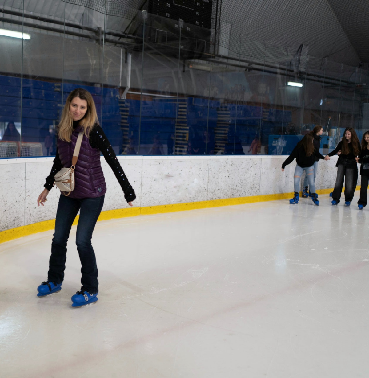 Белград уже во всю цветёт, поэтому для тех, кто заскучал по зимним развлечениям расскажу про большой крытый каток "Ледена Дворана Пионир" (https://maps.app.goo | Сетка — социальная сеть от hh.ru