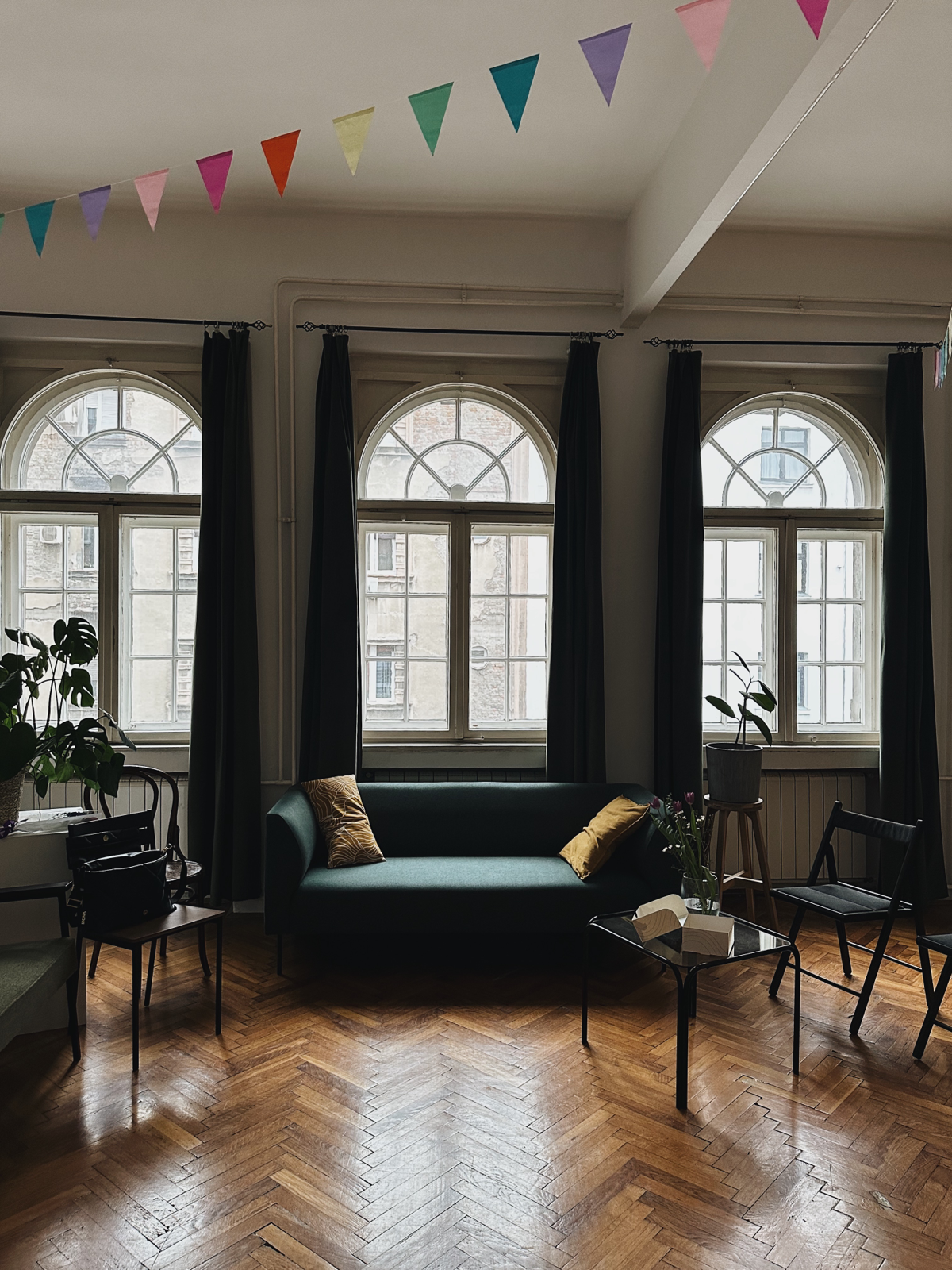 Все больше людей в наше время объединяются вокруг книжных клубов, и Белград не исключение. Как хорошо, что сейчас у нас есть сразу несколько таких проектов на выбор | Сетка — социальная сеть от hh.ru