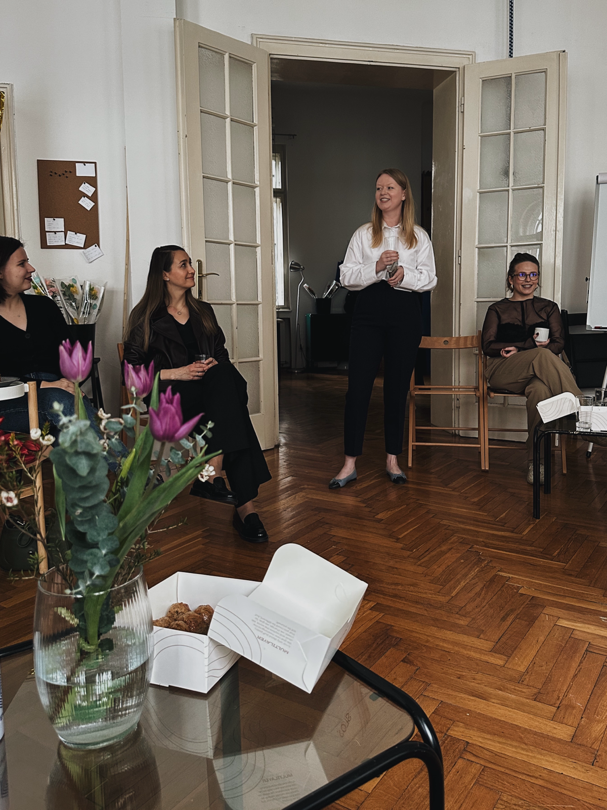 Все больше людей в наше время объединяются вокруг книжных клубов, и Белград не исключение. Как хорошо, что сейчас у нас есть сразу несколько таких проектов на выбор | Сетка — социальная сеть от hh.ru