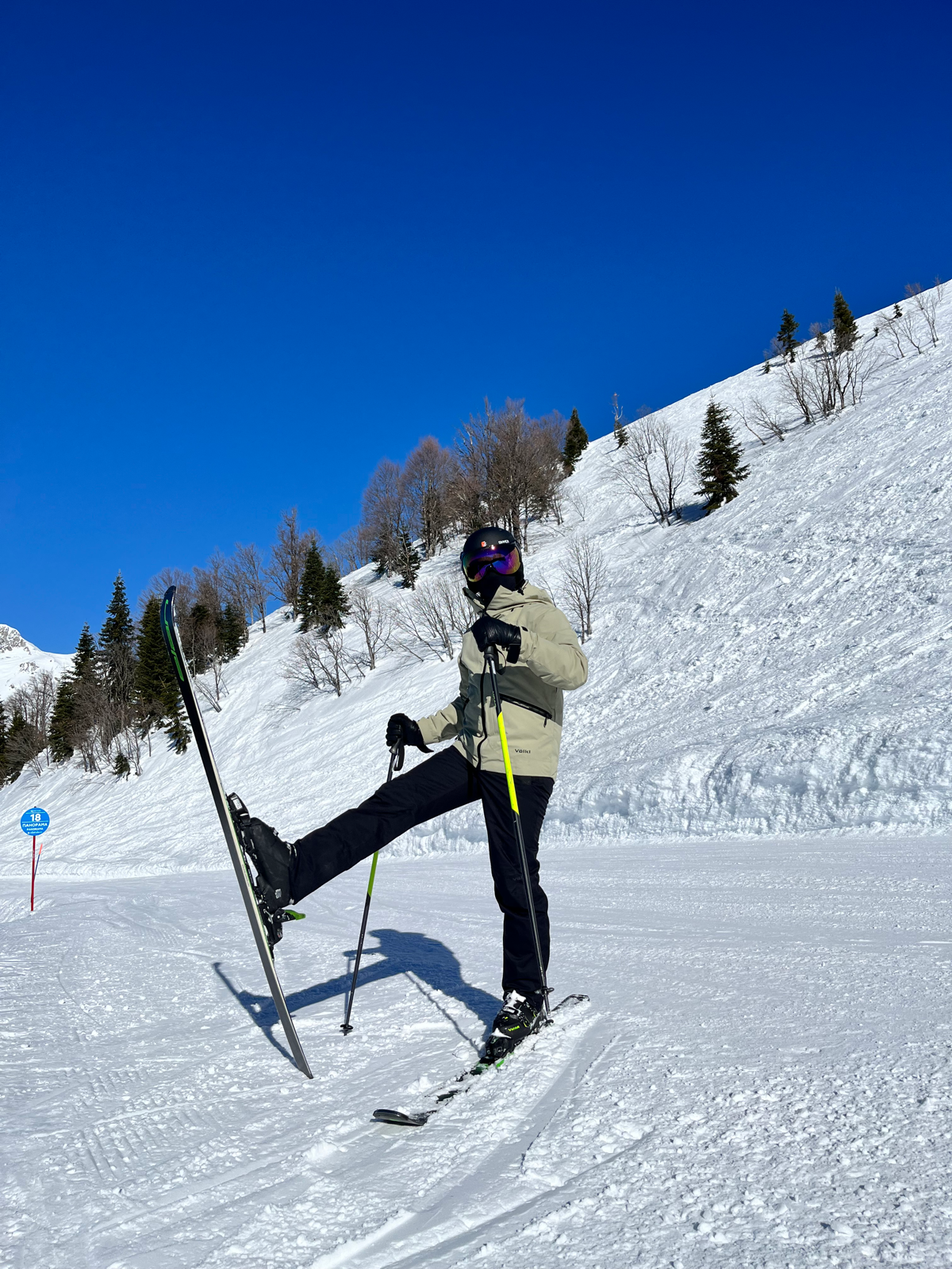 Обожаю вайб Сочи зимой. Внизу тепло, а наверху можно кататься ⛷️🌳 | Сетка — социальная сеть от hh.ru