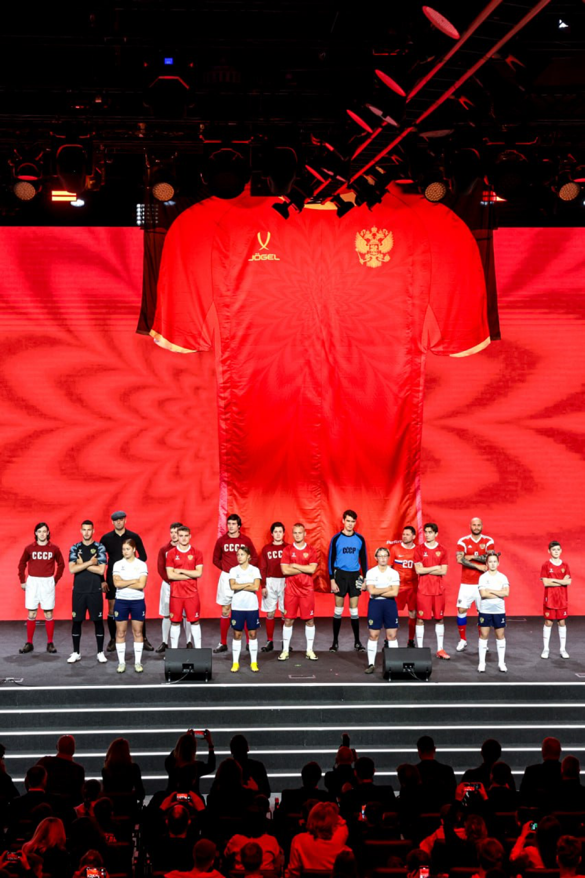 Сборная России по футболу сегодня представила в Москву новую форму | Сетка — социальная сеть от hh.ru