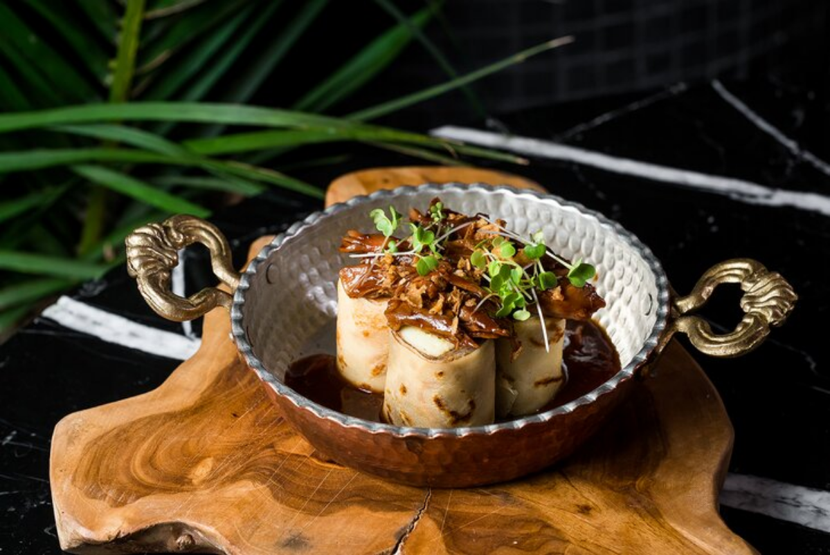 Конечно, не все любят готовить, но вкусно поесть ведь каждый обожает, разве не так?  😁
Ниже подготовили подборку самых ярких авторских блинов в ресторанах Москвы: 
🥞 Ресторан Christian представил вели... | Сетка — социальная сеть от hh.ru