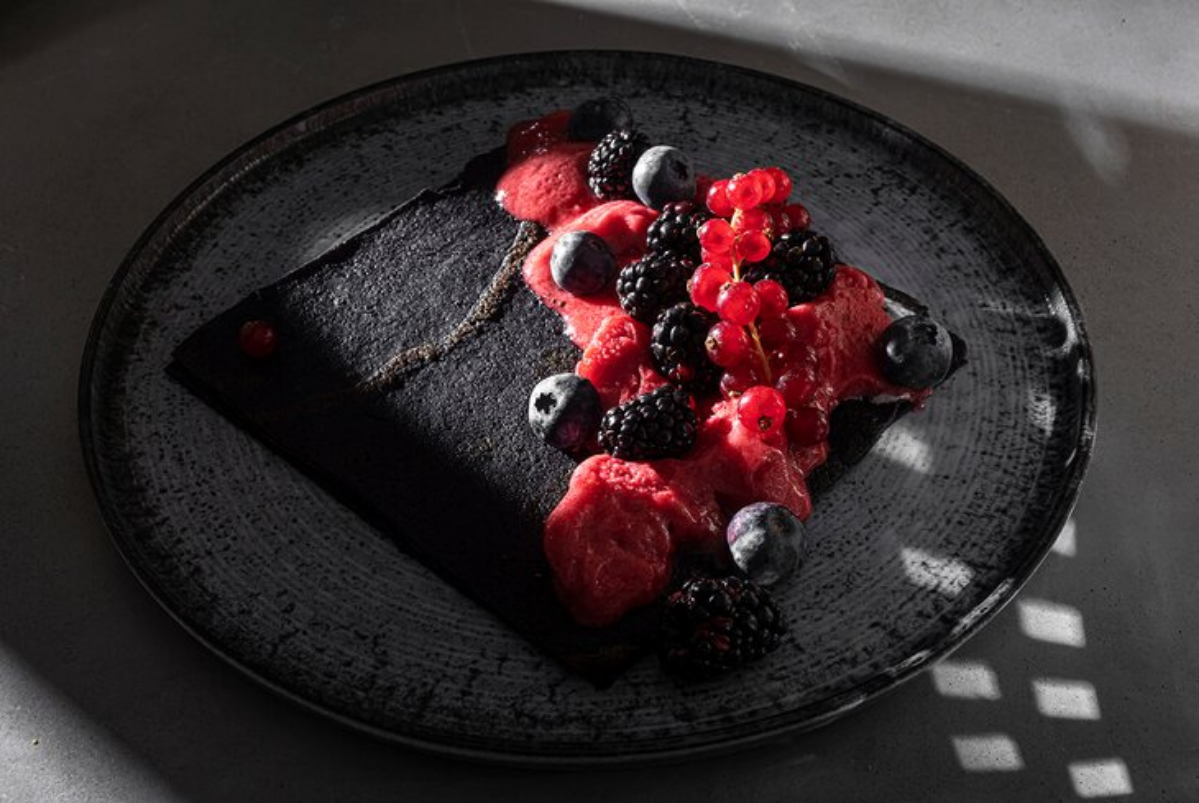 Конечно, не все любят готовить, но вкусно поесть ведь каждый обожает, разве не так?  😁
Ниже подготовили подборку самых ярких авторских блинов в ресторанах Москвы: 
🥞 Ресторан Christian представил вели... | Сетка — социальная сеть от hh.ru