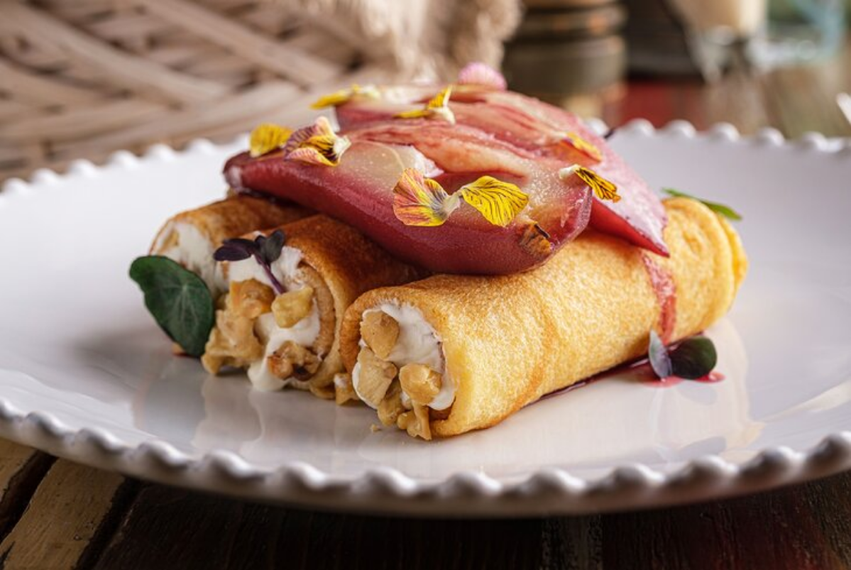 Конечно, не все любят готовить, но вкусно поесть ведь каждый обожает, разве не так?  😁
Ниже подготовили подборку самых ярких авторских блинов в ресторанах Москвы: 
🥞 Ресторан Christian представил вели... | Сетка — социальная сеть от hh.ru