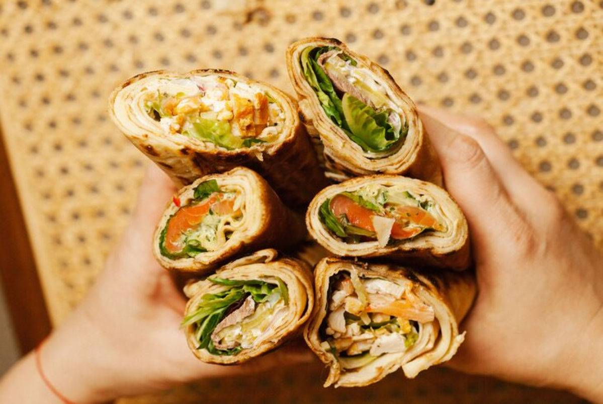 Конечно, не все любят готовить, но вкусно поесть ведь каждый обожает, разве не так?  😁
Ниже подготовили подборку самых ярких авторских блинов в ресторанах Москвы: 
🥞 Ресторан Christian представил вели... | Сетка — социальная сеть от hh.ru