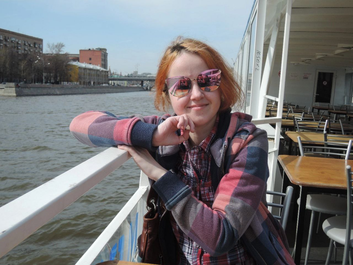 Познакомимся? 
Меня зовут Алена, и я незрячая программистка. Когда я впервые узнала о программировании, мне показалось, что это невозможно для меня из-за моей недостаточной зрительной функции | Сетка — социальная сеть от hh.ru