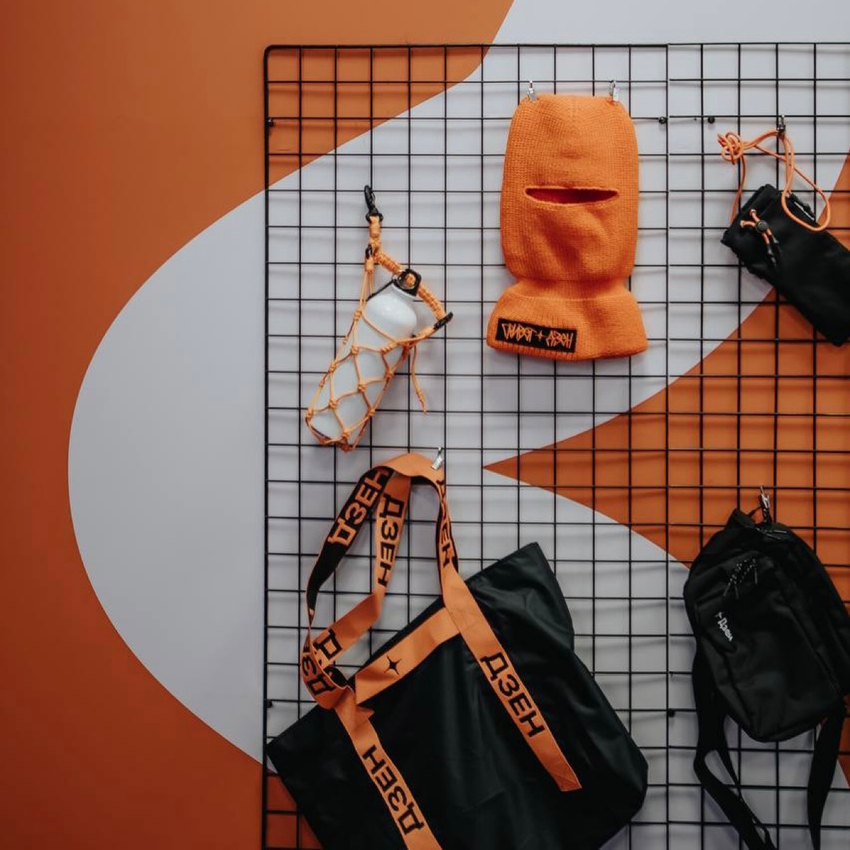 Всем привет! Меня зовут Моника и я делаю мерч в Дзене.
Сейчас мы с командой на New Star Camp, где у Дзена корнер в штабе и целый Сноу-парк на 1600 | Сетка — социальная сеть от hh.ru