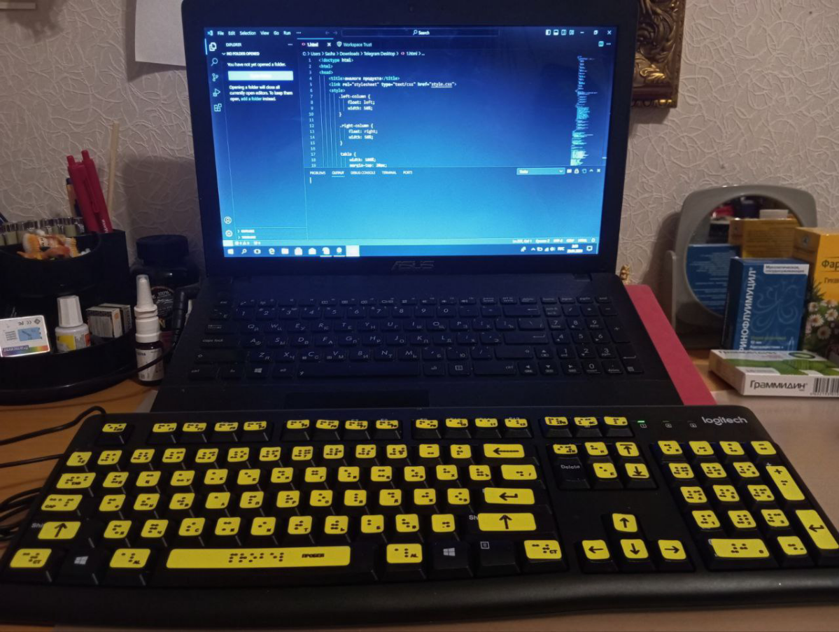 Вот так на слух и работаем
Экранный диктор читает. Ты слушаешь, правишь. И снова слушаешь код. 
Вводишь при помощи клавиатуры с шрифтом Брайля | Сетка — социальная сеть от hh.ru