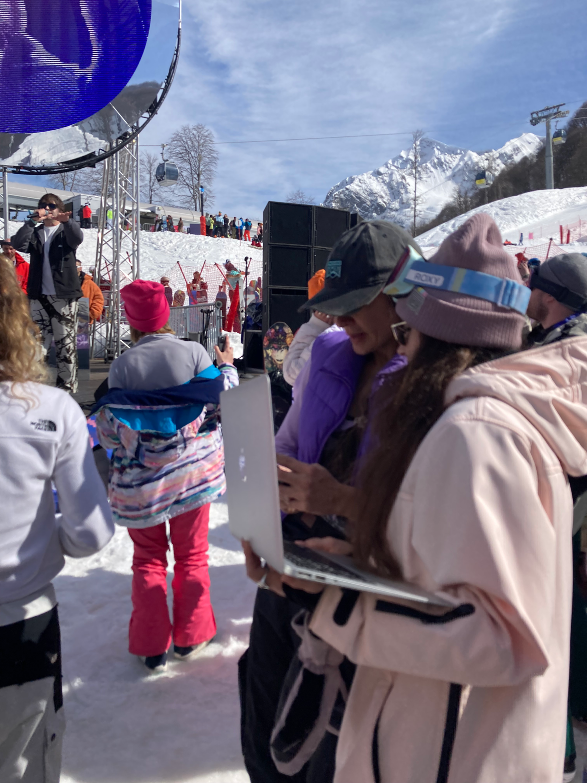 Когда очень хочется послушать BLIZKEY, но у тебя работа 😅
Классный концерт, классный день и work-ride balance | Сетка — социальная сеть от hh.ru