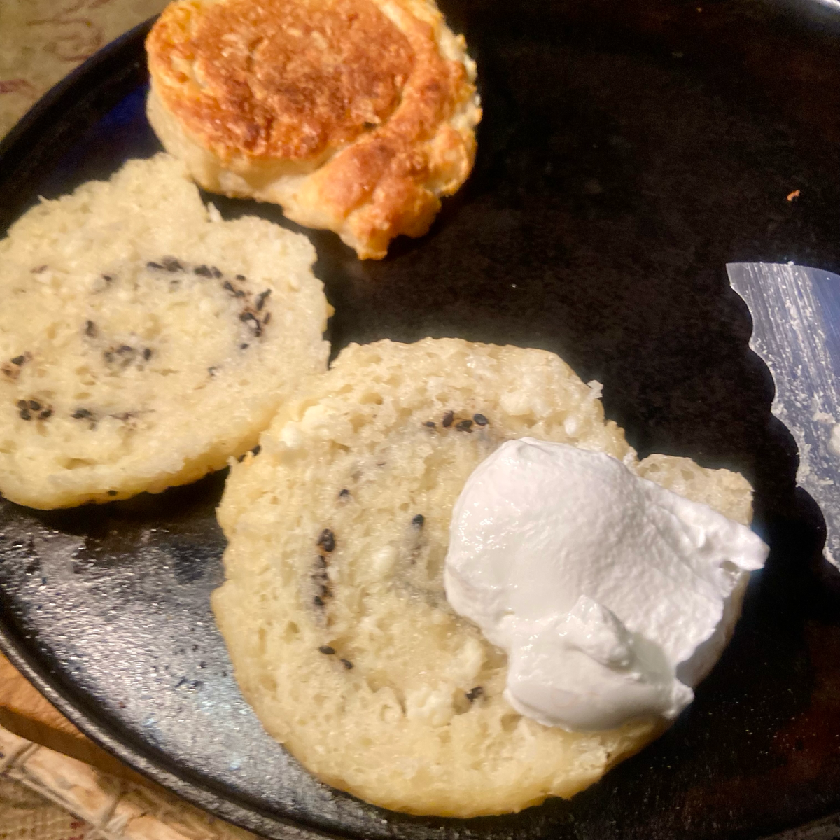 Как-то раз отправил фото своих сырников вместо семейного чата в тг-канал криптанов. Они даже прекратили обсуждение проблем с выводом битка с горячего кошелька на холодный. Пока я пост не удалил. | Сетка — социальная сеть от hh.ru