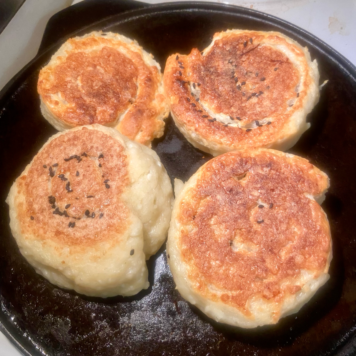 Как-то раз отправил фото своих сырников вместо семейного чата в тг-канал криптанов. Они даже прекратили обсуждение проблем с выводом битка с горячего кошелька на холодный. Пока я пост не удалил. | Сетка — социальная сеть от hh.ru