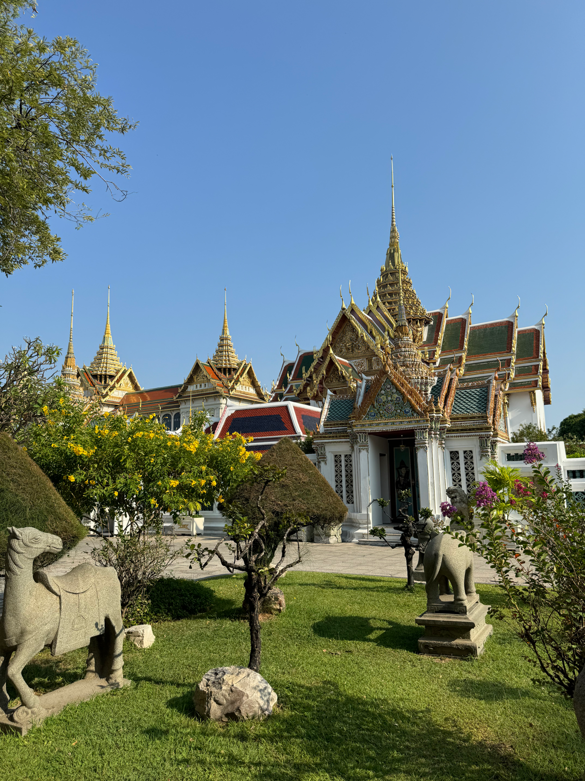 У кого-нибудь ещё есть вайбы threads? 
В любом случае, я не знаком с аналогами Сетки Российского производства, но атмосфера причудливая :)  
Фото для привлечения внимания. | Сетка — социальная сеть от hh.ru