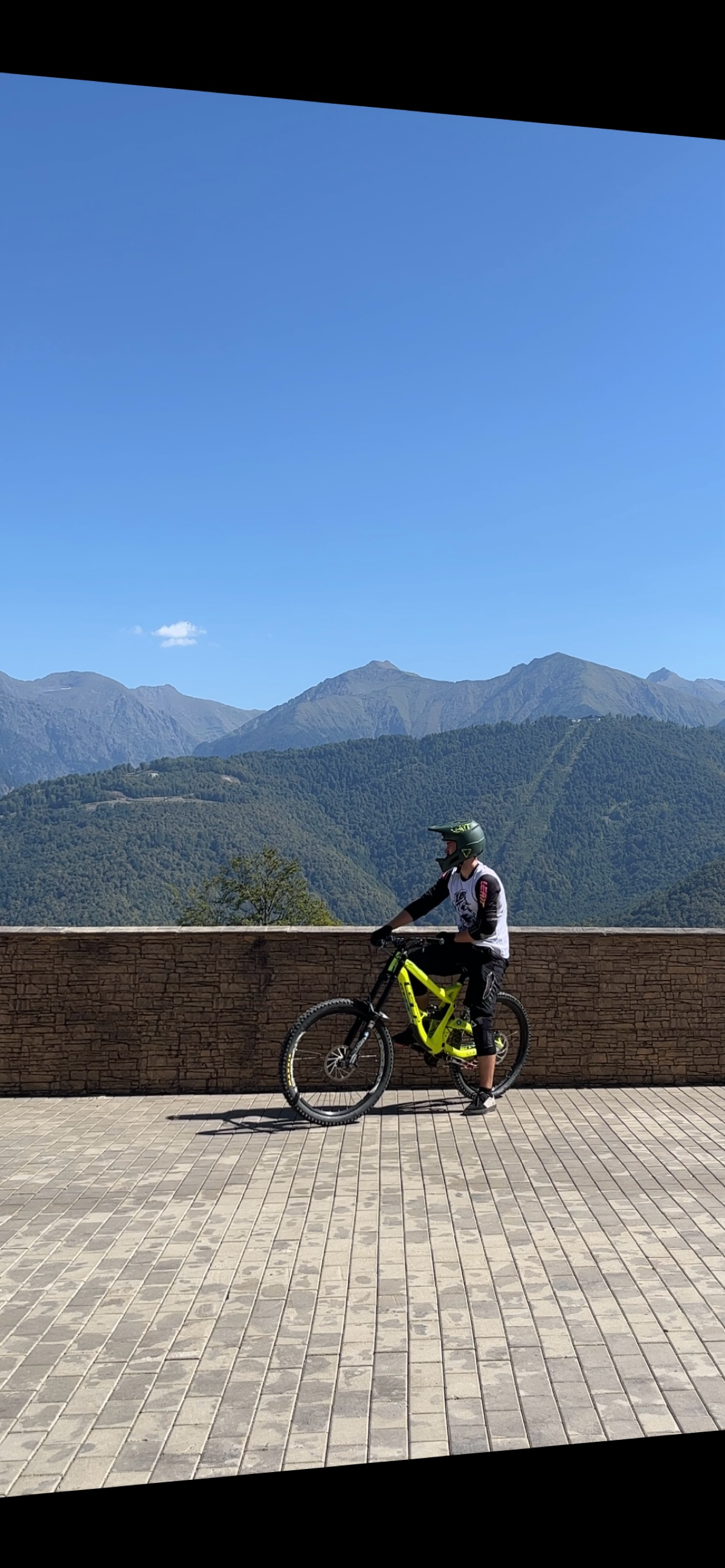 Расскажу про нерабочую часть жизни:
- 14 лет сноубординга ( почему я еще не на FWT??)
- еще больше лет - MTB, в разных итерациях )
- барабаны, преимущественно RnB, Neo-soul (до встречи на джемах в Мос... | Сетка — социальная сеть от hh.ru