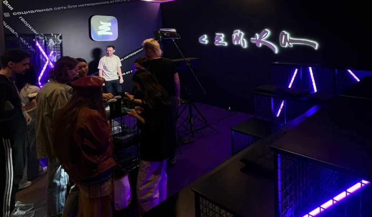 Всем привет!
Мы стартуем первый день на ProductCamp😎
Сегодня наш стенд открыт весь день — здесь можно сделать 3D-фото на память, занетворкаться, получить наклейку и даже наш мерч, если выполнить неско... | Сетка — социальная сеть от hh.ru