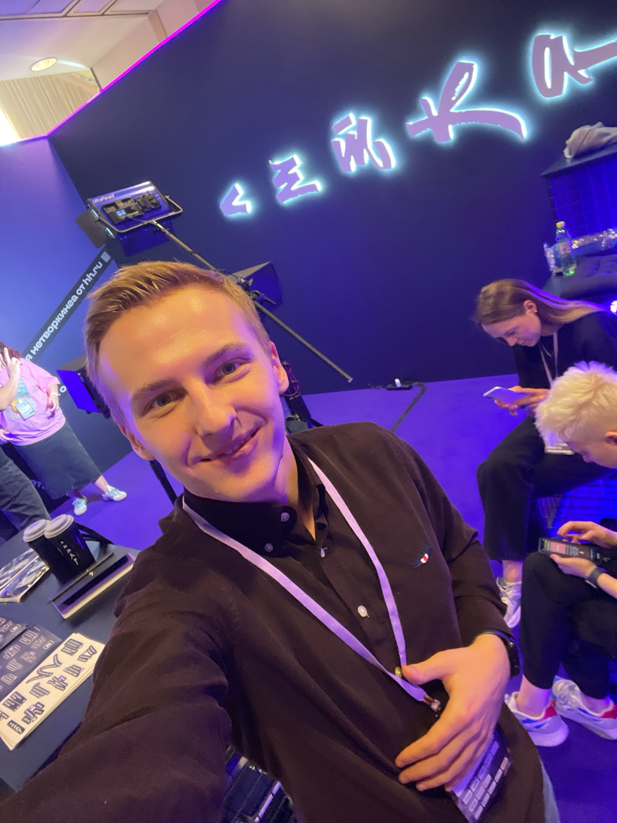 Hello world and colleagues 😝
Я Илья Product Owner Data Science
Я на Кэмпе, чтобы помочь с организацией , получить новый опыт и познакомится.
Я приехал слушать все доклады | Сетка — социальная сеть от hh.ru