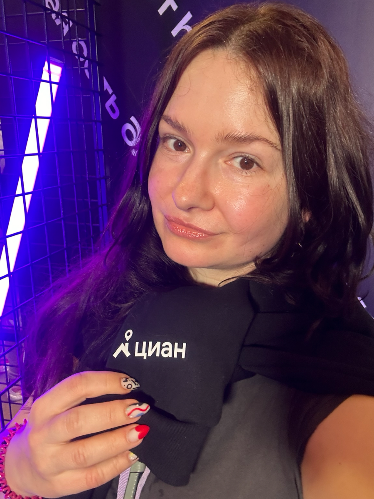 Всем привет! Меня зовут — Вика 😀.
Я менеджер продукта в Циан, стримы  «Verticals experience» , «Загородная недвижимость», направление «Buyers experience».
Очень рада увидеться со всеми на Product Camp | Сетка — социальная сеть от hh.ru
