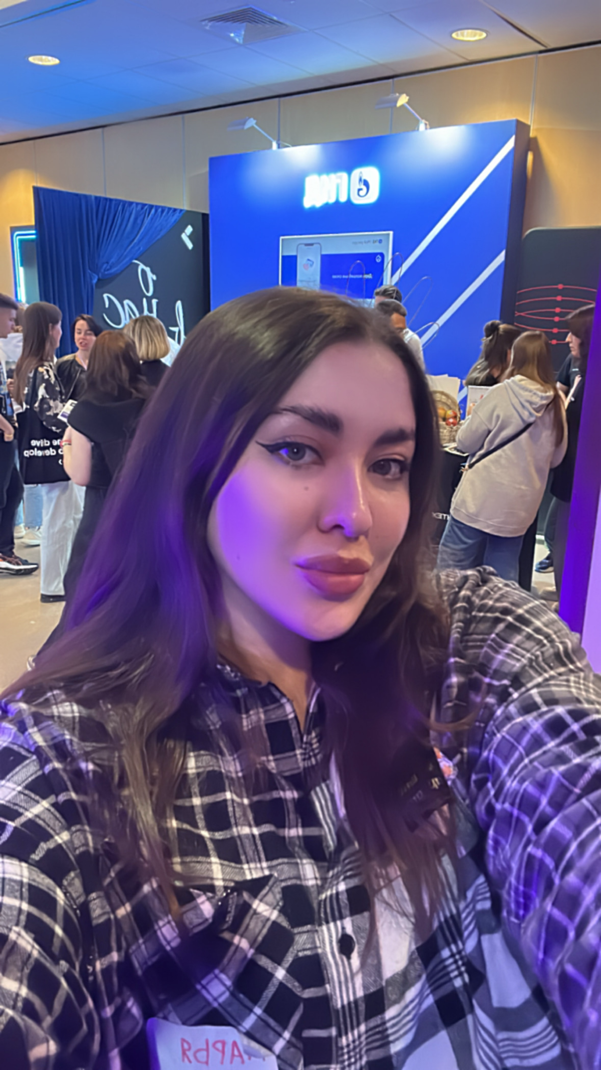 Всем привет!
Меня зовут Марьям и я Head of product в Edtech стартапе
Впервые на компе и тут очень круто
Классный нетворк, интересные мероприятия, крутое комьюнити
Приехала отмечать день рождения ❤️ | Сетка — социальная сеть от hh.ru
