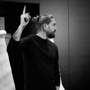 Кушнарев ведет