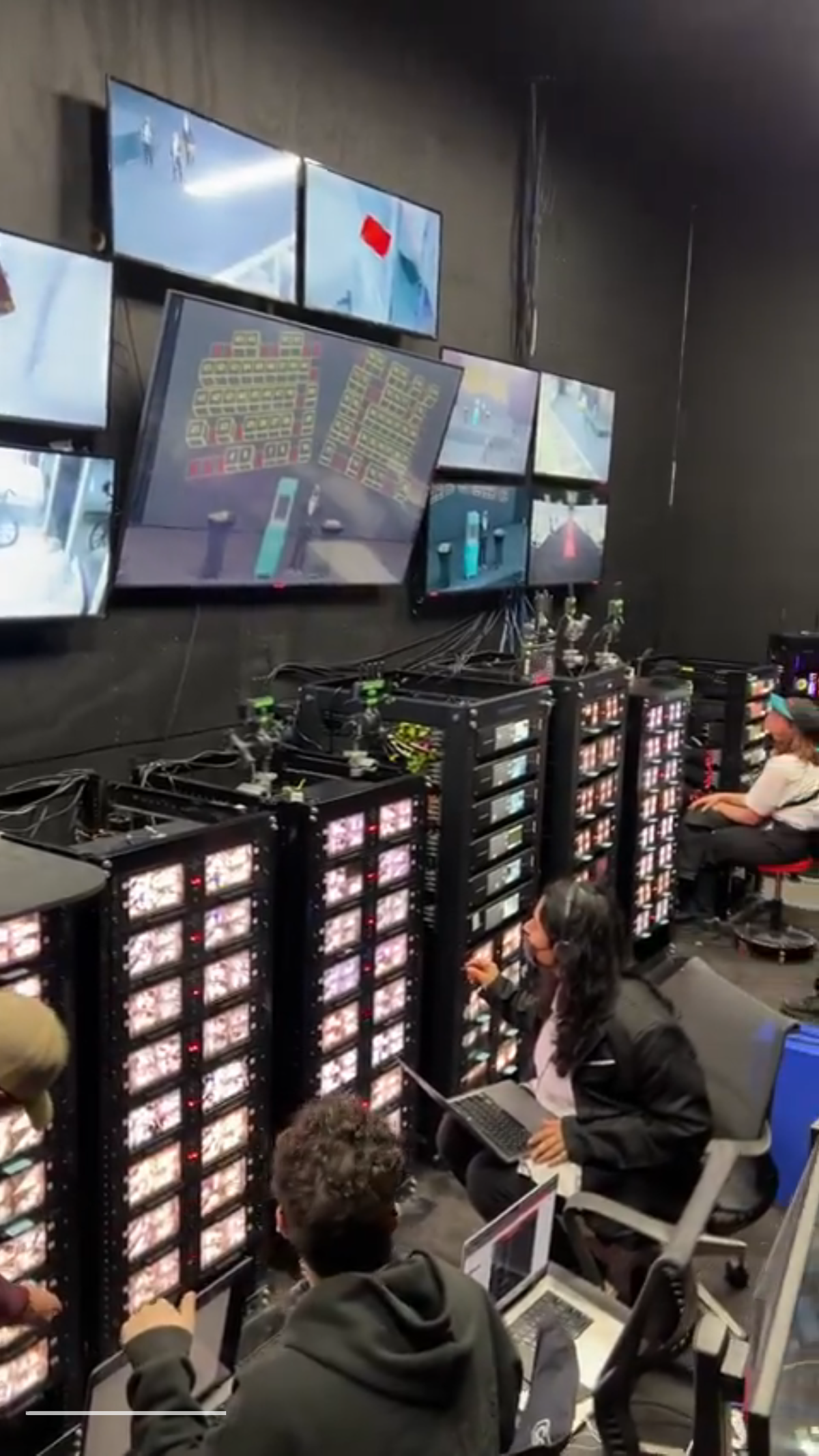 Вот так выглядит скромное закулисье самого популярного ютубера в мире. 300 камер, 100 героев видео | Сетка — социальная сеть от hh.ru