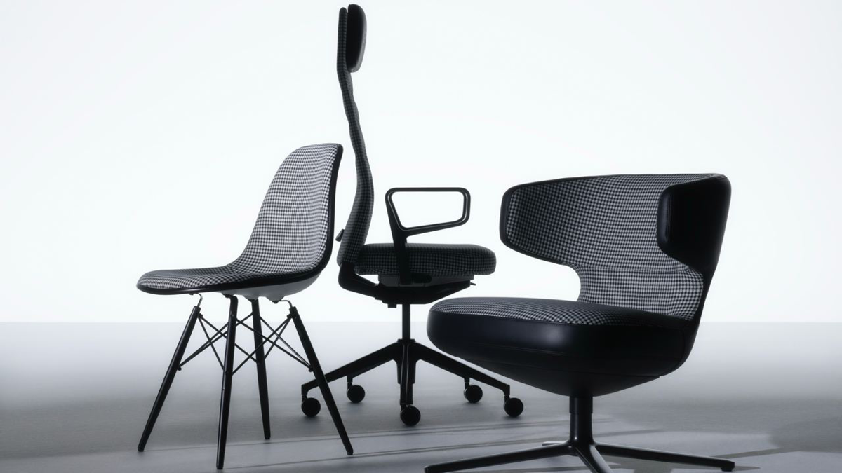 Швейцарский производитель мебели Vitra объединился с Porsche для выпуска стульев и кресел в эксклюзивной обивке автомобильного бренда | Сетка — социальная сеть от hh.ru