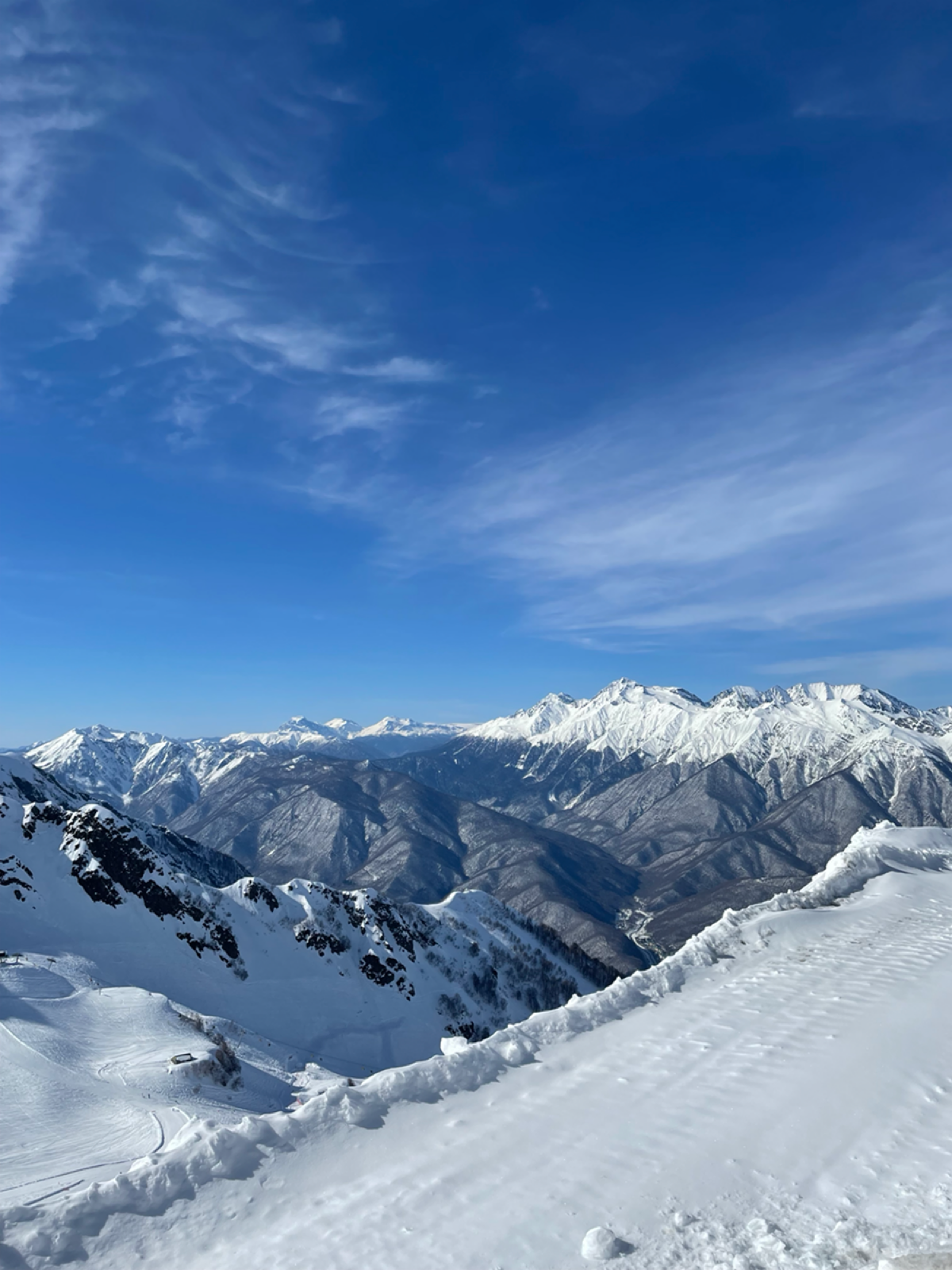 Всем привет! Я Кирилл! 🤝
В этом году я впервые оказался на #newstarcamp ⛷️🏂🏔️⛰️ Это просто нереальное место, много крутых встреч и знакомств, гор и тус, на фестиваль можно приехать чисто даже ради атм... | Сетка — социальная сеть от hh.ru