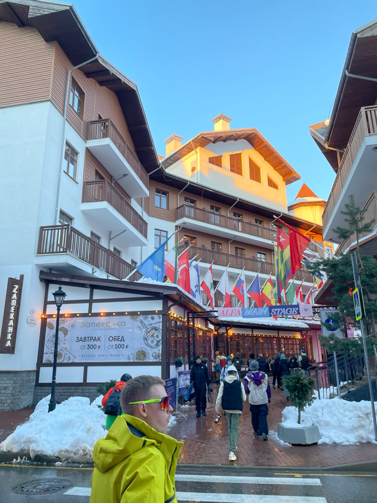 Всем привет! Я Кирилл! 🤝
В этом году я впервые оказался на #newstarcamp ⛷️🏂🏔️⛰️ Это просто нереальное место, много крутых встреч и знакомств, гор и тус, на фестиваль можно приехать чисто даже ради атм... | Сетка — социальная сеть от hh.ru
