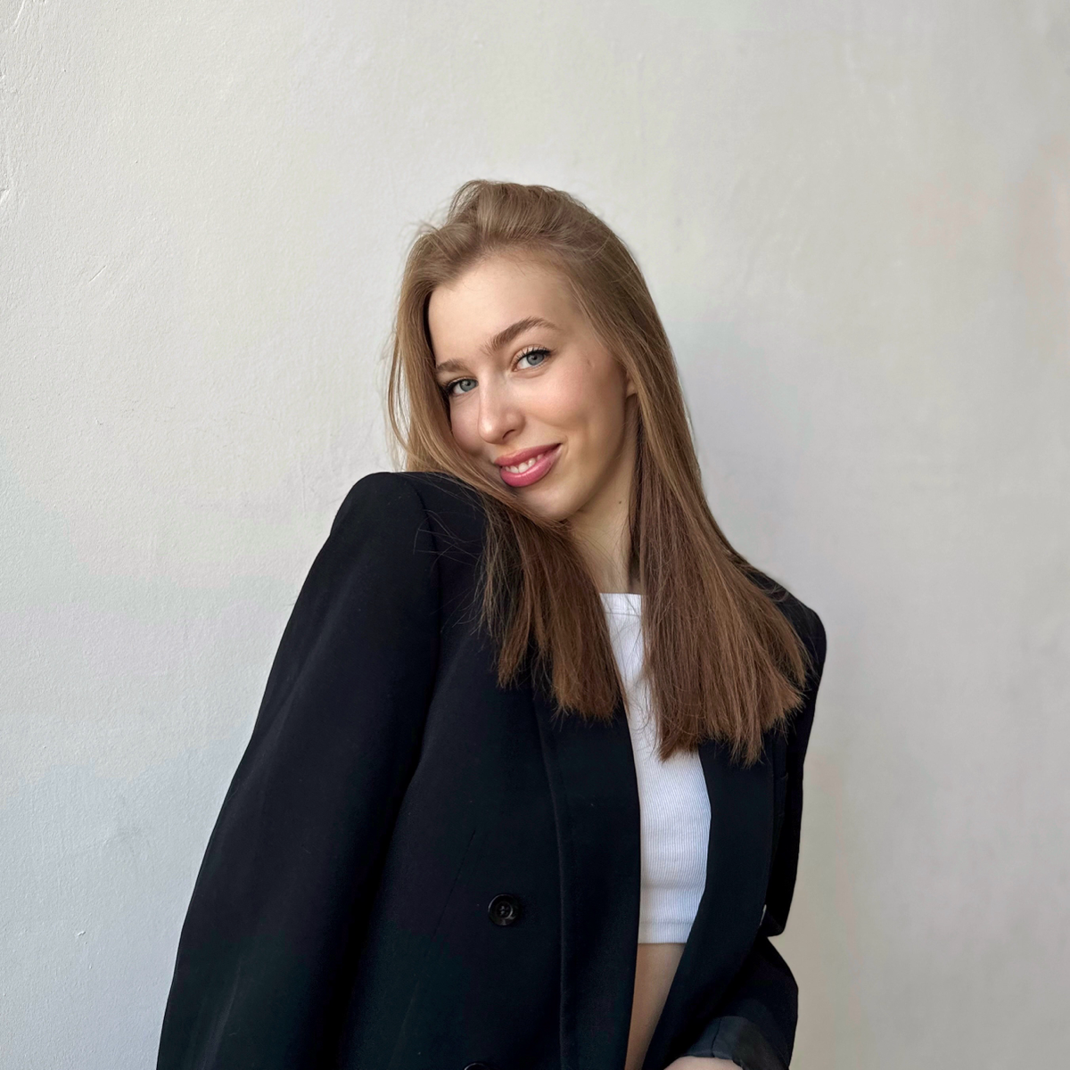 Привет-привет всем читающим!
Меня зовут Мариночка. Врываюсь в Сетку, как и все, начиная с поста-знакомства💥💥💥
Сейчас я:

Маркетолог и аккаунт-менеджер в digital-студии Love.Soft | Сетка — социальная сеть от hh.ru