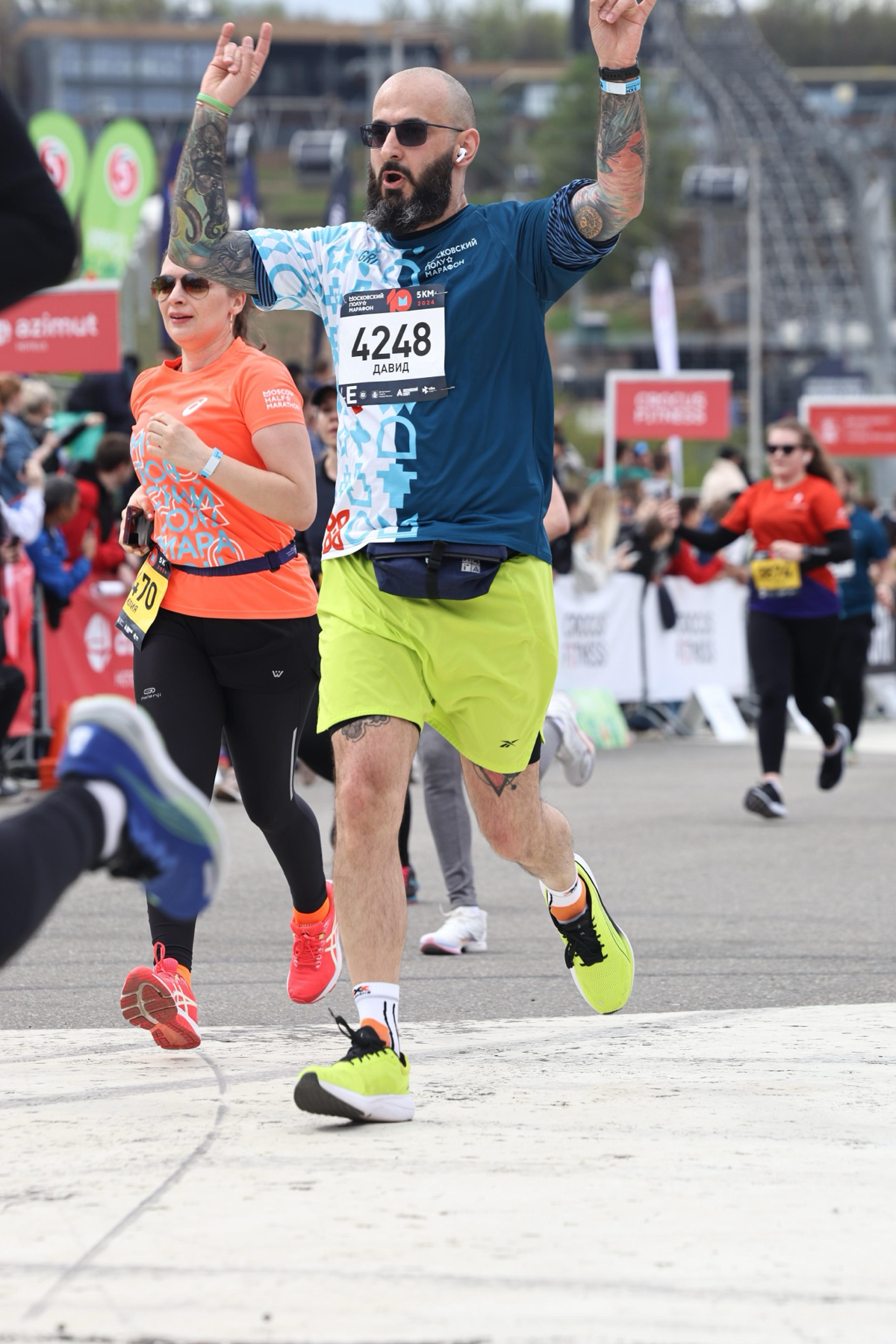 Прилетели фоточки с вчерашнего забега 🔥 на разогреве Московского Полумарафона | Сетка — социальная сеть от hh.ru