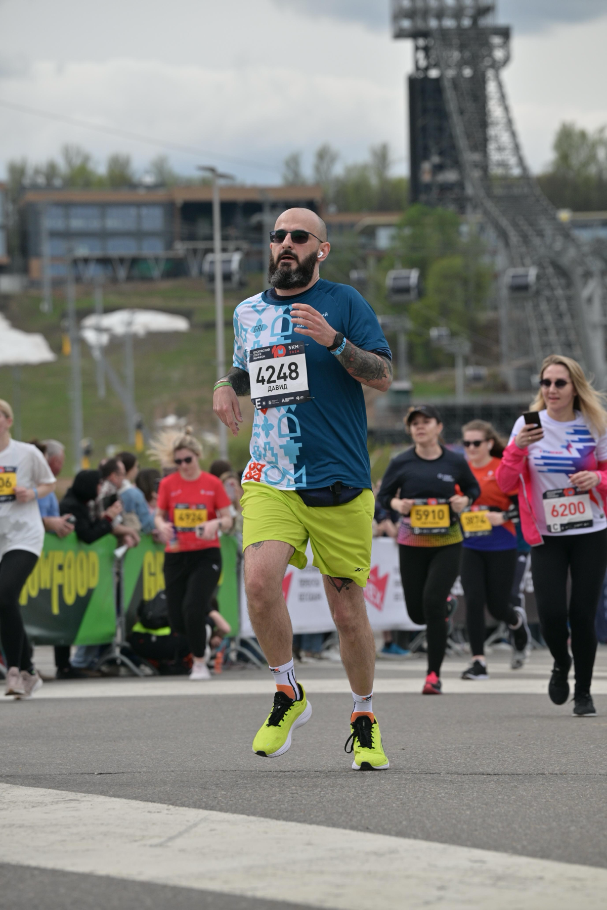 Прилетели фоточки с вчерашнего забега 🔥 на разогреве Московского Полумарафона | Сетка — социальная сеть от hh.ru