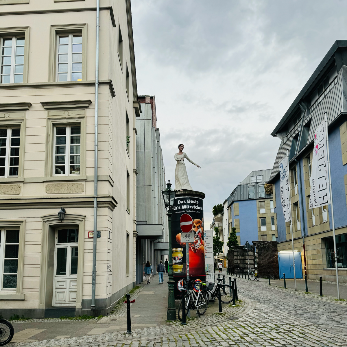 Christoph Pöggeler создал скульптуры обычных людей и разместил их на рекламных столбах. 
Зачем?
Каждый человек по-особу уникален, поэтому заслуживает свой собственный пьедестал. | Сетка — социальная сеть от hh.ru