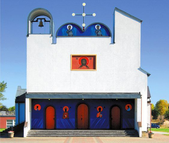 Нашёл у Аси, пишущей про домики https://t.me/domikieveryday/3074, потрясающей красоты церковь | Сетка — социальная сеть от hh.ru