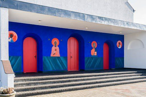 Нашёл у Аси, пишущей про домики https://t.me/domikieveryday/3074, потрясающей красоты церковь | Сетка — социальная сеть от hh.ru