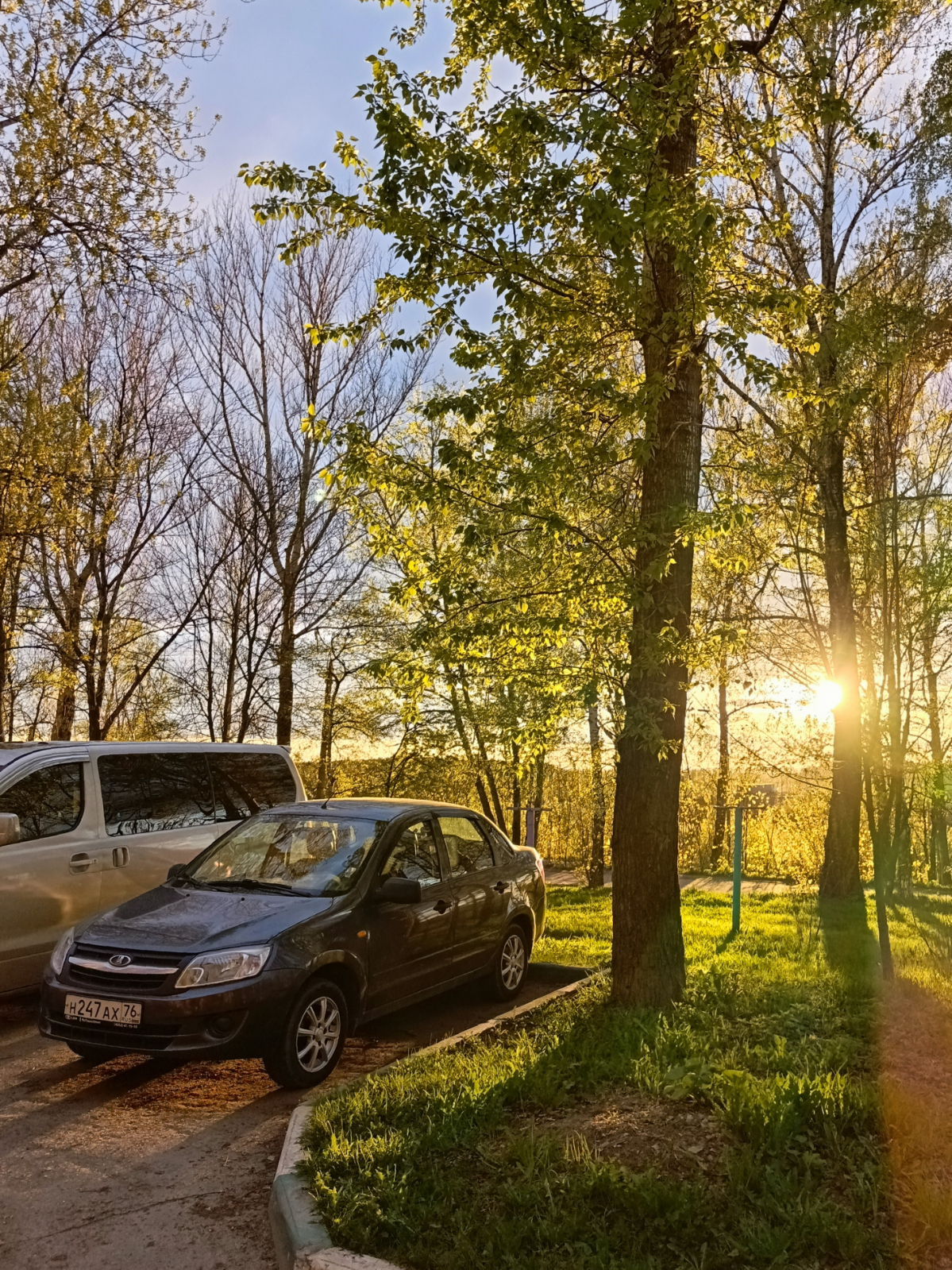 Закат на парковке, где-то на краю города | Сетка — социальная сеть от hh.ru