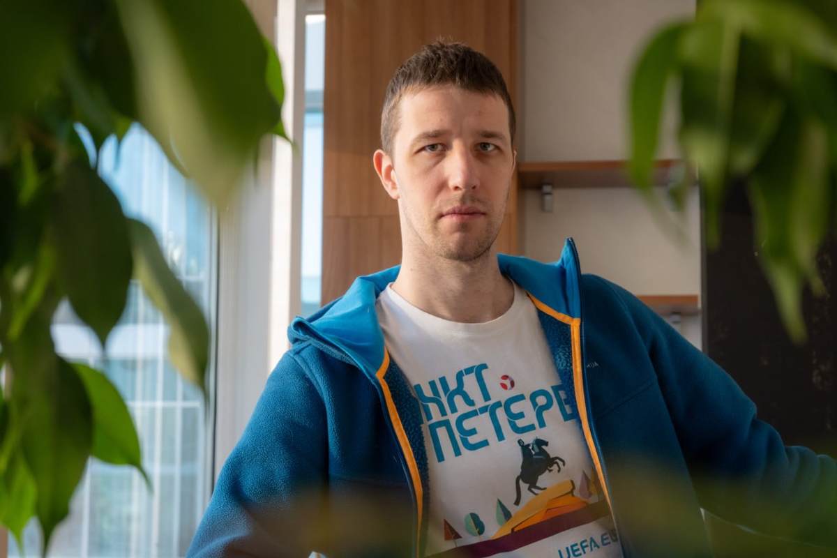 Привет!
Расскажу немного об офисе, в котором работаю.
Это огромный бэк-офис, который состоит из 7 корпусов - 6 двухэтажных и один - трёхэтажный | Сетка — социальная сеть от hh.ru