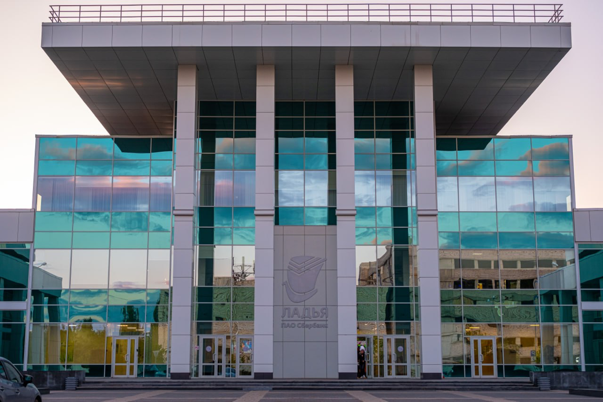 Привет!
Расскажу немного об офисе, в котором работаю.
Это огромный бэк-офис, который состоит из 7 корпусов - 6 двухэтажных и один - трёхэтажный | Сетка — социальная сеть от hh.ru