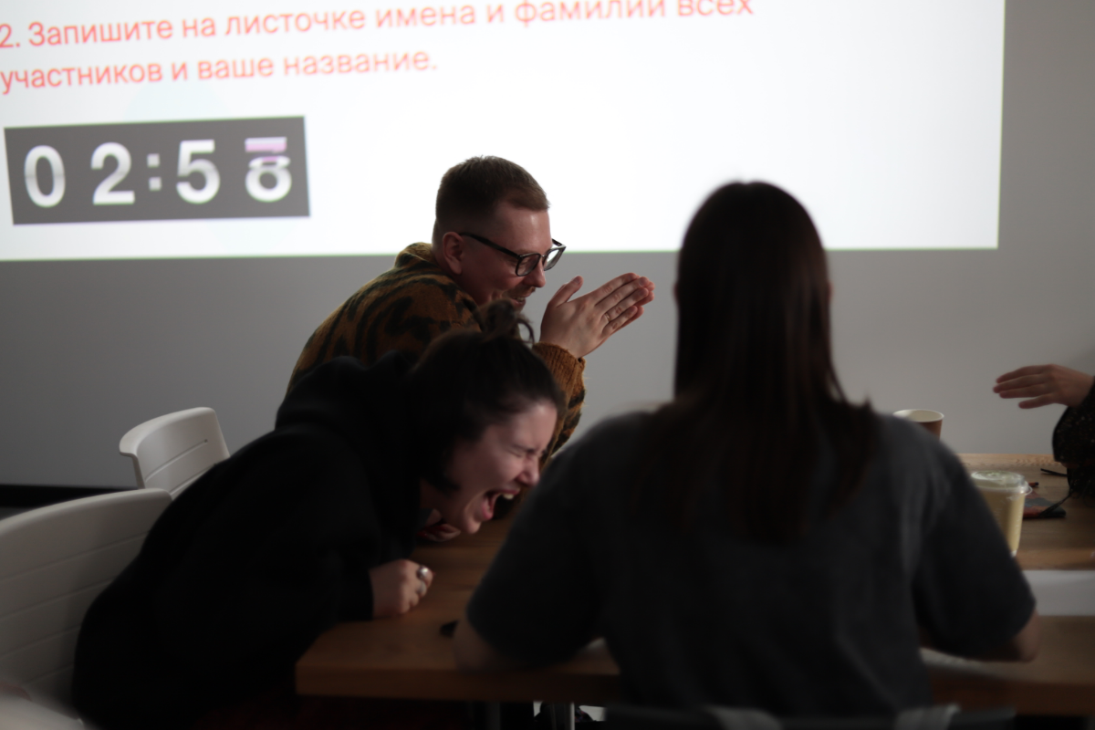 Всем привет! Я обещал написать про ребят в ИКРЕ на Основном курсе. Про наш вайб отлично расскажут три простых факта о моём восприятии происходящего.
1 | Сетка — социальная сеть от hh.ru