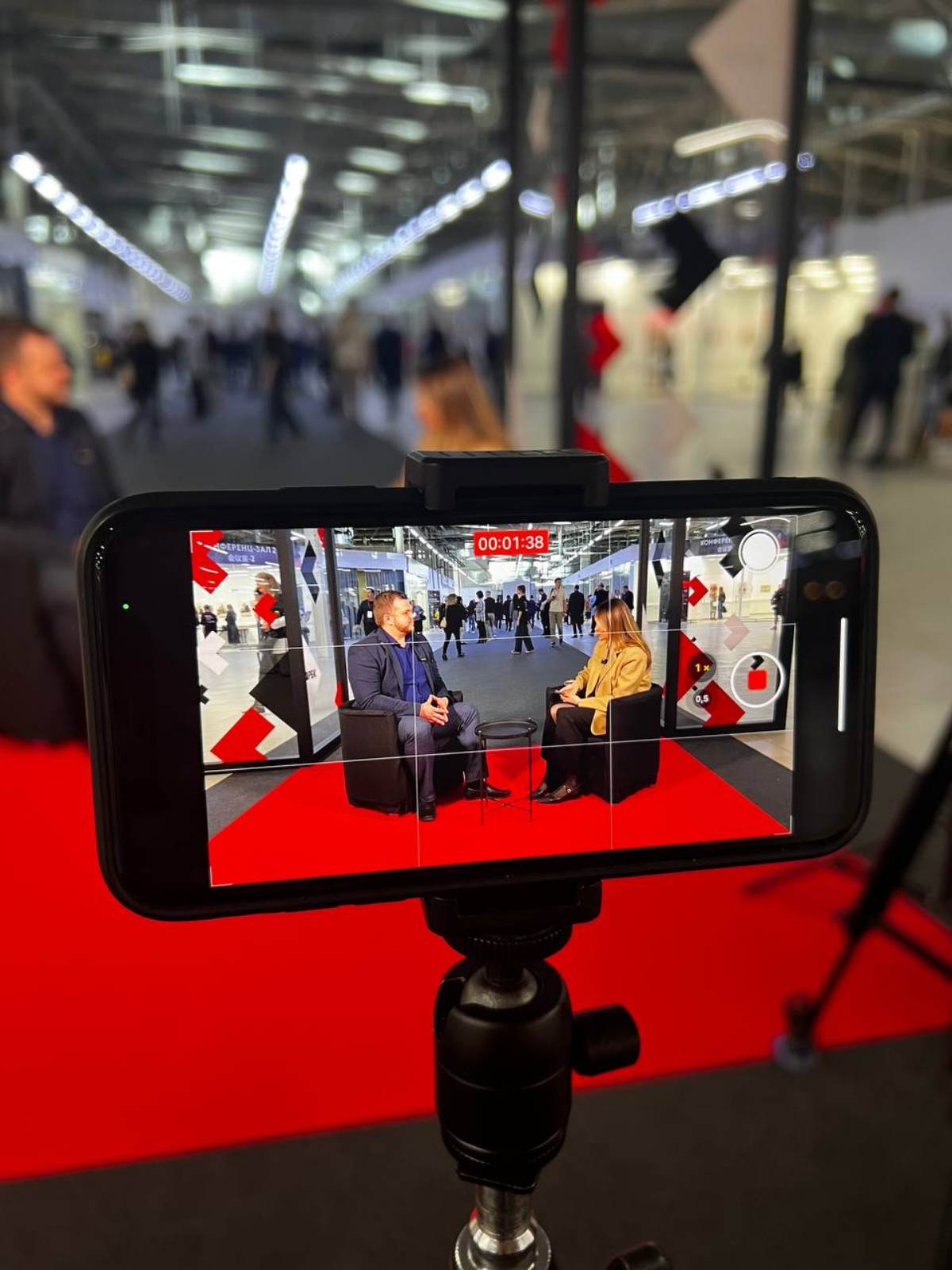 По-китайски. Впервые таким образом была подписана студия «РБК Пермь».
Это случилось на крупнейшем в регионе предпринимательском форуме | Сетка — социальная сеть от hh.ru