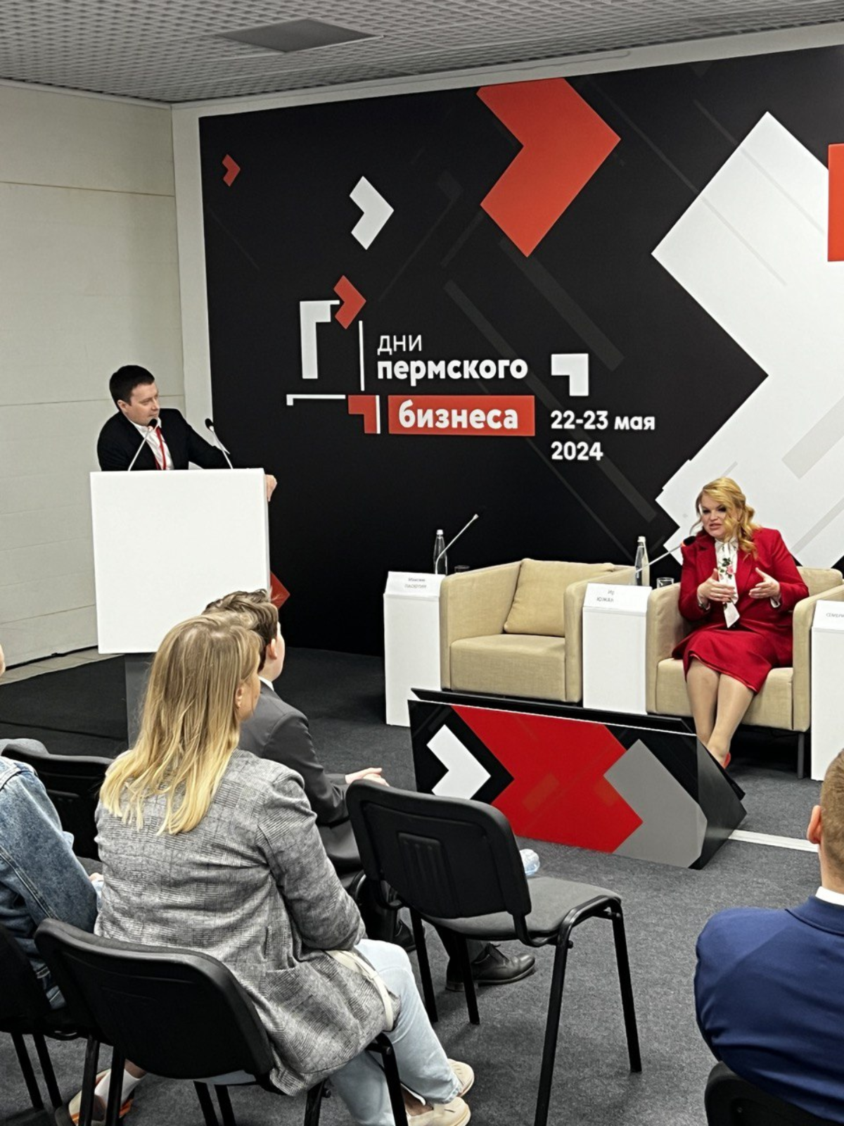 По-китайски. Впервые таким образом была подписана студия «РБК Пермь».
Это случилось на крупнейшем в регионе предпринимательском форуме | Сетка — социальная сеть от hh.ru