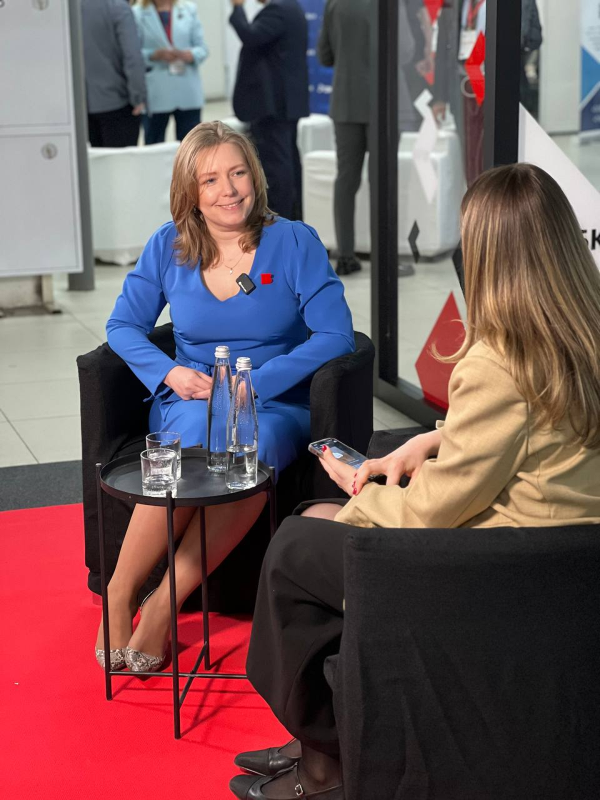 По-китайски. Впервые таким образом была подписана студия «РБК Пермь».
Это случилось на крупнейшем в регионе предпринимательском форуме | Сетка — социальная сеть от hh.ru