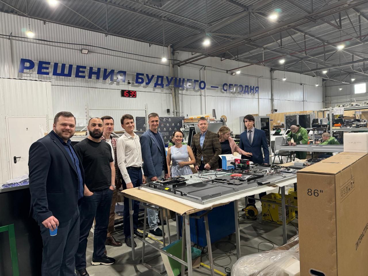 Екатеринбург!
в Екатеринбурге на потрясающем производстве городских сенсорных станций.
Будущее рядом | Сетка — социальная сеть от hh.ru