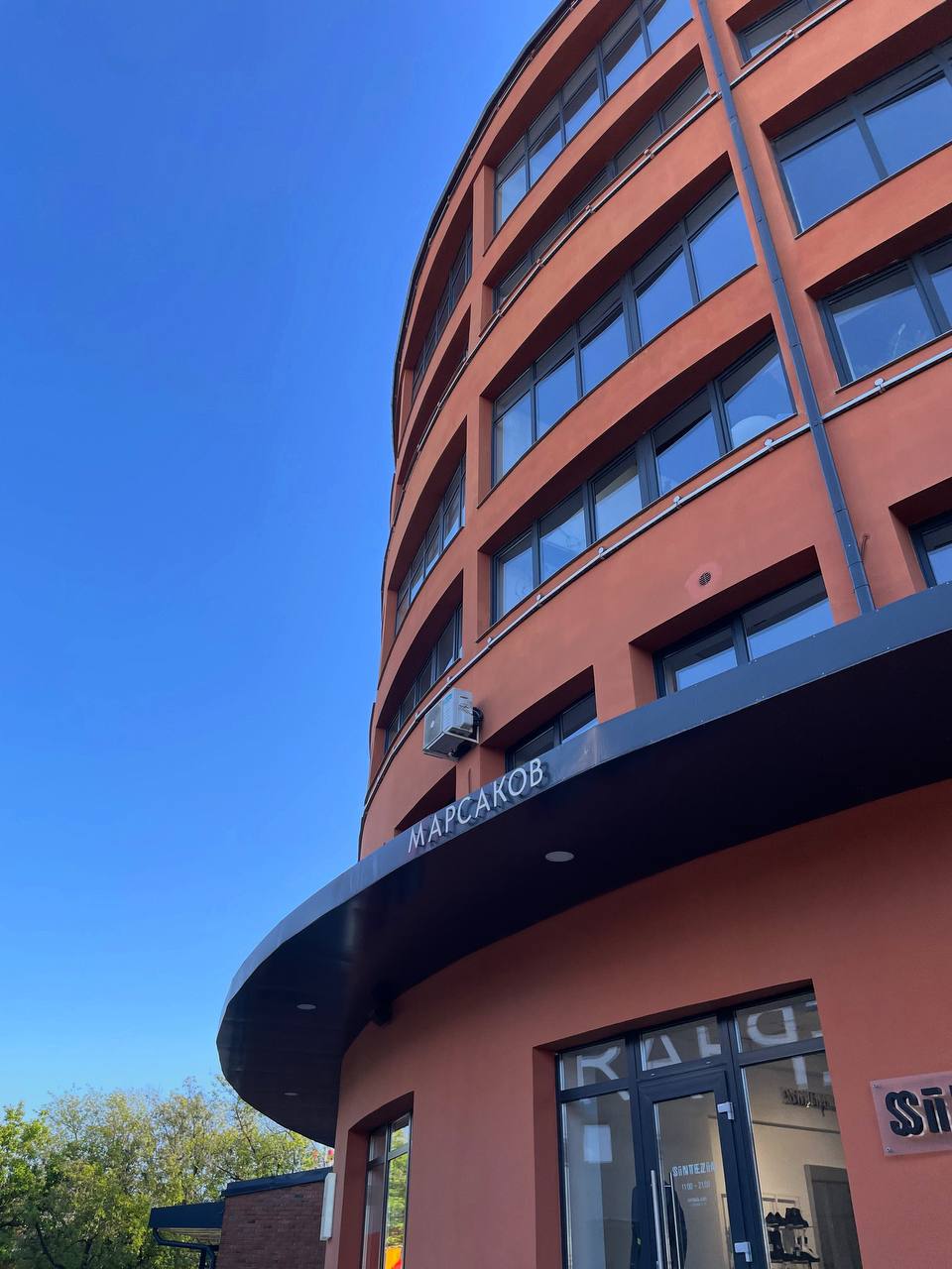 Почему здания заводов круглые
Вчера была на экскурсии «Москвы глазами инженеров» по Хлебозаводу №9. Это реально бывший хлебозавод, который сейчас стал офисным и развлекательным пространством | Сетка — социальная сеть от hh.ru