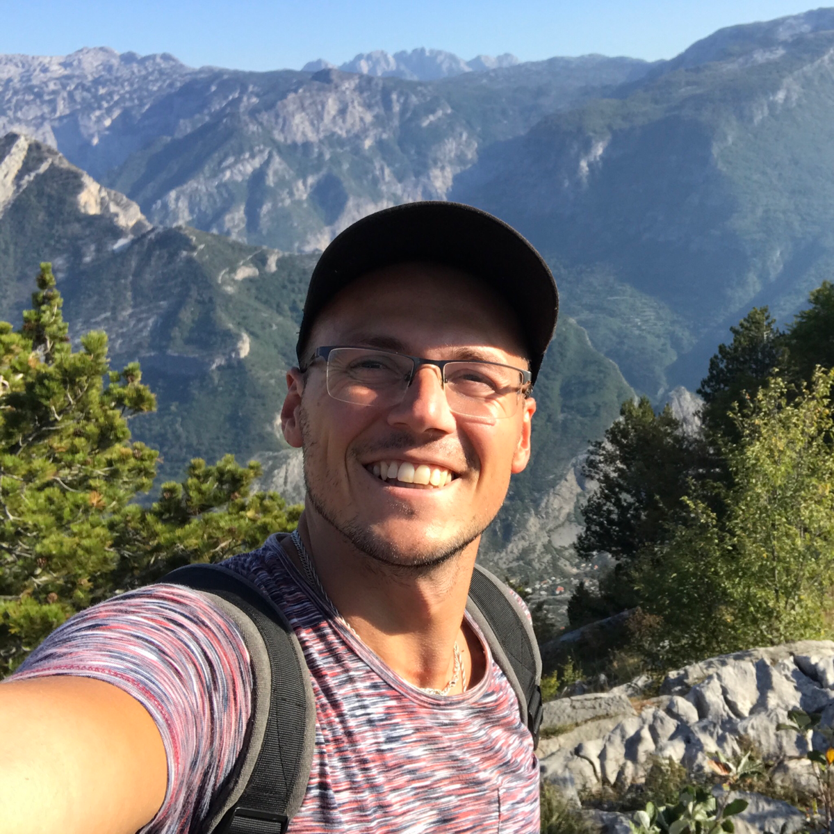 Привет! Я человек по имени Олег. Мне 34. Мультипотенциал. Работаю руководителем в сфере ИТ. До этого успел сменить много профессий и пожить в разных городах и странах | Сетка — социальная сеть от hh.ru